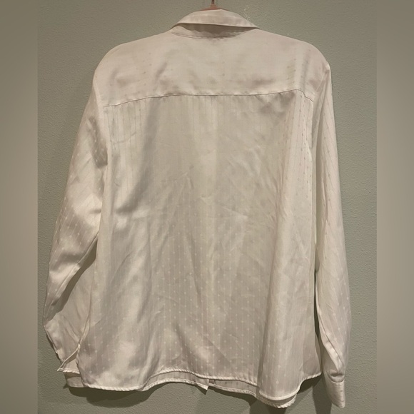 Women’s white  wrinkle free shaped fit button down. Size 18 - Picture 4 of 4